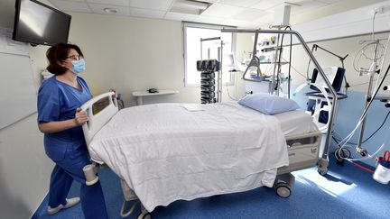 Une soignante de la polyclinique de Gentilly, à Nancy (Meurthe-et-Moselle), prépare une chambre de réanimation avant l'accueil d'un malade du Covid-19, transféré depuis le centre hospitalier public de la ville, le 18 mars 2020. (MAXPPP)