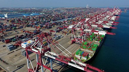 Portée par sa croissance économique, la Chine ambitionne de devenir la plus grande puissance maritime mondiale. Les ports chinois sont devenus les principaux pôles de commerce de la planète. Sur les dix premiers ports de commerce internationaux, huit son chinois. En 2014, la Chine s’est classée première puissance mondiale pour la construction navale. Pékin vient d’installer une base navale à Djibouti, situé à la jonction du golfe d’Aden et de la mer Rouge, porte d’entrée sur le continent africain. Ici transitent 40% du trafic maritime mondial. Les échanges commerciaux Chine-Afrique ont été multipliés par 20 en quinze ans et ont atteint les 200 milliards de dollars en 2016. (CHINE NOUVELLE/SIPA)