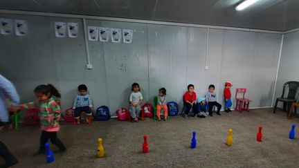 À la fin de la journée, ces enfants rejoignent leurs mères dans leurs cellules. (GAELE JOLY / FRANCEINFO)