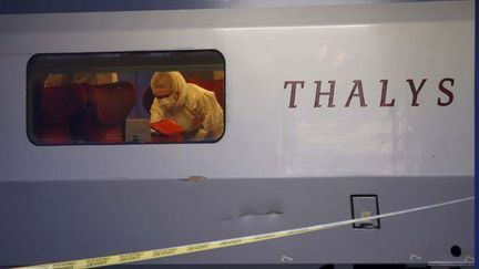 &nbsp; (La police scientifique dans le wagon où un homme a tiré sur les passagers © Reuters-Pascal Rossignol)