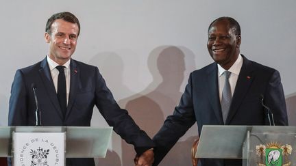 Emmanuel Macron et Alassane Ouattara, président de la Côte d'Ivoire, lors d'une conférence de presse à Abidjan, la capitale ivoirienne, le 21 décembre 2019.&nbsp; (LUDOVIC MARIN / AFP)