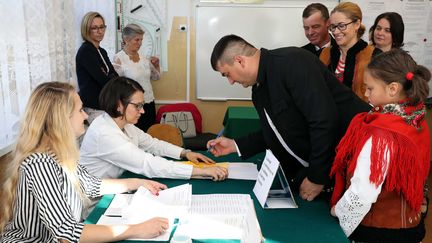 Des Polonais votent pour les élections législatives à&nbsp;Maruszyna, dans le sud du pays, le 13 octobre 2019. (GRZEGORZ MOMOT / PAP)