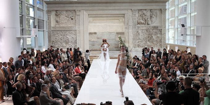 La scène du défilé de mode dans l&#039;Ara Pacis pour &quot;To Rome with love&quot;
 (Anne Seibel)