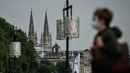 Une femme porte le masque dans les rues de Bordeaux (Gironde), le 27 juillet 2021. (PHILIPPE LOPEZ / AFP)