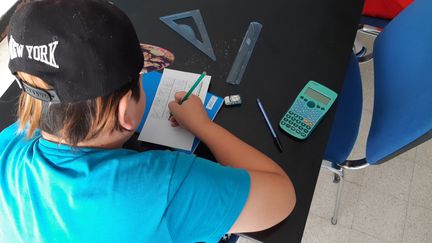 A Calais, dans le quartier du Beau-marais, l'association La Spirale propose des cours de soutien scolaire à&nbsp;des&nbsp;collégiens, qui viennent en petits groupes. (MATTHIEU DARRIET / FRANCE-BLEU NORD)