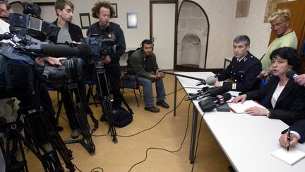 Conf&eacute;rence de presse de la procureure Anne Kayanakis&nbsp;apr&egrave;s la mort de l'industriel Edouard Michelin, le 27 mai 2006 &agrave; Quimper (Finist&egrave;re). (FRED TANNEAU / AFP)