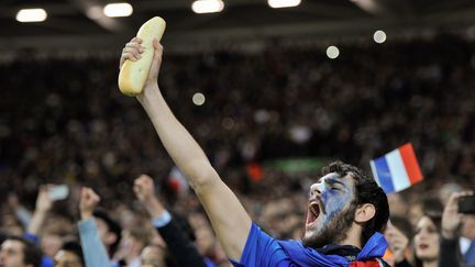 Un supporter fran&ccedil;ais brandit une baguette pendant la Marseille lors de la Coupe du monde de rugby, le 23 septembre 2015. (JOE TOTH / BACKPAGE IMAGES LTD / AFP)