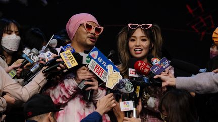 Le rappeur malaisien Namewee et la chanteuse sino-australienne Kimberley Chen, lors d'une conférence de presse. (WALID BERRAZEG / ANADOLU AGENCY)