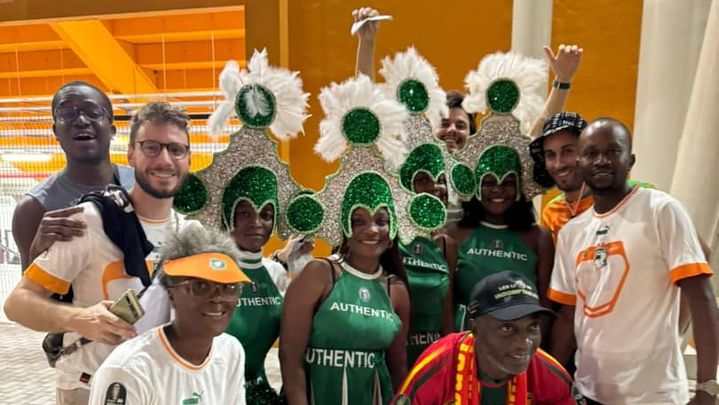 Ambiance de carnaval au stade Félix Houphouet Boigny, surnommé "Felicia", au centre d'Abidjan, l'un des stades de la CAN 2024 en Côte d'Ivoire. (Photo Pierre Boisaubert)