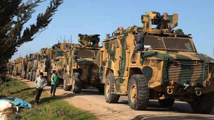 Un convoi militaire turc près de Batabou, en Syrie, le 2 mars 2020. (AAREF WATAD / AFP)