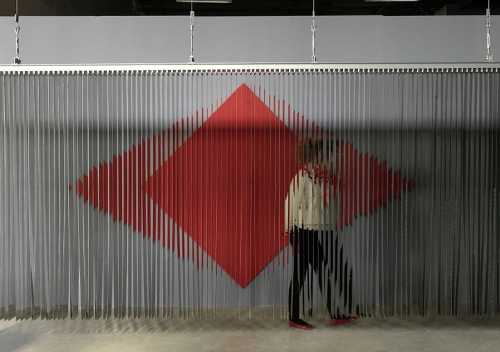 Julio Le Parc, Cloison à lames réfléchissantes, 1966-2012, expositions au Palais de Tokyo
 (Adagp, Paris 2013, photo André Morin)