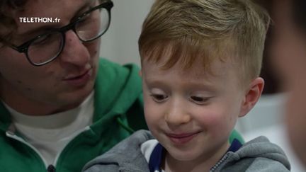 Atteint d'une forme très rare de glycogénose, Marius est un fan de rugby. Il a réalisé un de ses rêves en assistant à un entraînement du XV de France et en rencontrant le champion olympique Antoine Dupont.