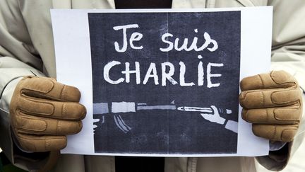 Un journaliste tient une pancarte "Je suis Charlie" &agrave; Pristina (Kosovo), le 8 janvier 2015, en hommage aux victimes de l'attaque de "Charlie Hebdo". (ARMEND NIMANI / AFP)