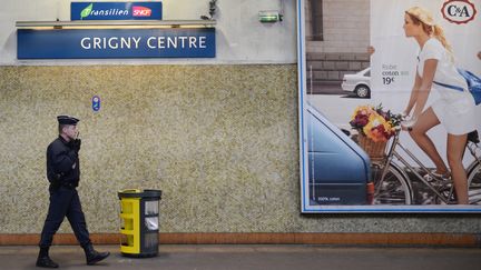 Sur le quai de la gare RER de Grigny-Centre (Essonne), le 19 mars 2013. (MARTIN BUREAU / AFP)