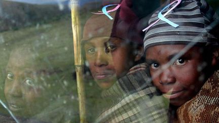 Les enfants arrivent souvent le ventre vide à l'école quand ils y viennent encore. Ici, campagne de l'Unicef contre le sida dans un village près de la ville de Mokhotlong, en 2005. (FATI MOALUSI / AFP)