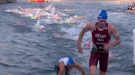 Alors que l'eau de la Seine a été polluée par les fortes pluies, le triathlon pourrait ne pas se dérouler, mardi 30 juillet, et être reporté dans le courant de la semaine. (France 2)