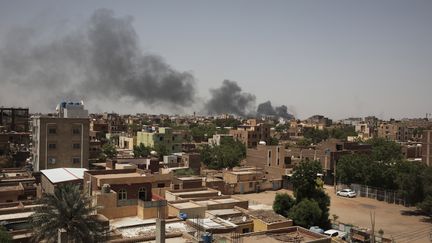 De la fumée à Khartoum, pendant des combats entre l'armée soudanaise et les paramilitaires des Forces de soutien rapide, le 22 avril 2023. (MARWAN ALI / AP)