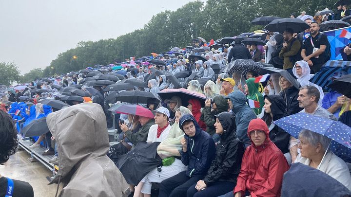 Spectators on the lower quays endure the rain during the opening ceremony, July 27, 2024. (CLEMENT PARROT / FRANCEINFO)