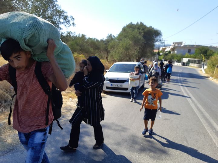 L'exode des&nbsp;migrants du camps de Moria sur l'île grecque de Lesbos, le jeudi 10 septembre 2020. (MARIE PIERRE VEROT / RADIO FRANCE)