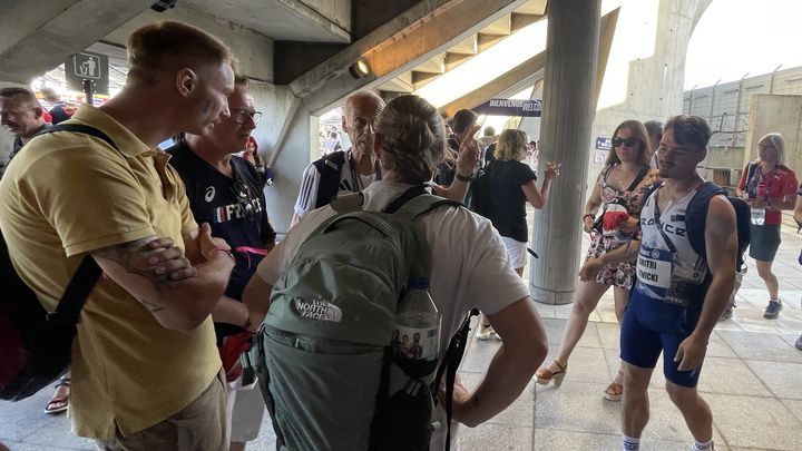 Dimitri Jozwicki rejoint les siens dans les coursives du stade Charléty après sa course, lundi 10 juillet 2023. (Clément Mariotti Pons)