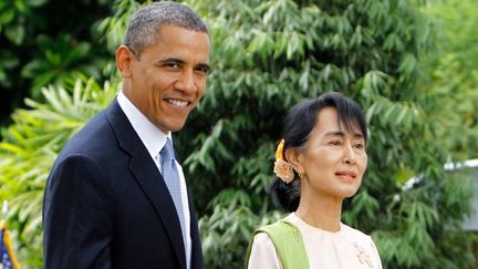 Barack Obama et l'opposante birmane Aung San Suu Kyi &agrave; Rangoun (Birmanie), le 19 novembre 2012. (SOE ZEYA TUN / REUTERS)