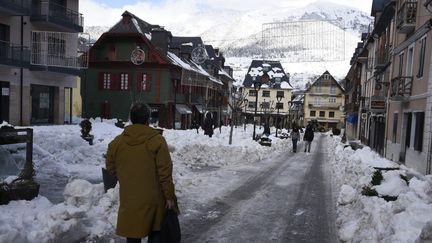 Un homme marche dans les rues de Viella Lleida, en Catalogne (Espagne), le 17 janvier 2017, après trois jours de chutes de neige importantes. (MAXPPP)