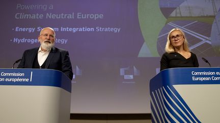 Le vice-président de la Commission européenne Frans Timmermans et la commissaire européenne chargée de l'Energie, Kadri Simson, lors d'une conférence de presse présentant le plan de l'UE pour le développement de l'hydrogène propre, le 8 juillet 2020 à Bruxelles.&nbsp; (VIRGINIA MAYO / AFP)