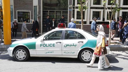 Une voiture de police garée à Téhéran (Iran), le 10 avril 2018.&nbsp; (ATTA KENARE / AFP)