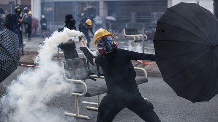 Un manifestant pro-démocratie fait face à la police, le 1er octobre 2019 à Hong Kong. (ISAAC LAWRENCE / AFP)