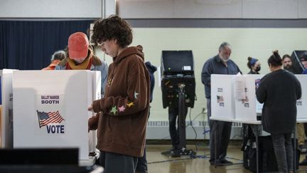 Des Américains votent pour les élections de mi-mandat, le 8 novembre 2022 à Columbus, dans l'Ohio (Etats-Unis).&nbsp; (DREW ANGERER / GETTY IMAGES NORTH AMERICA / AFP)