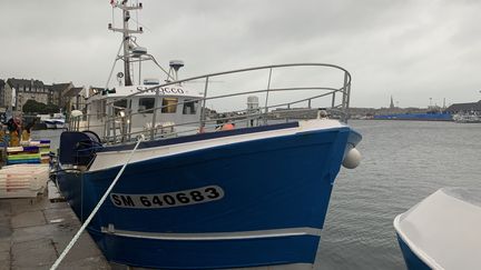 Le "Sirocco", un bateau de pêche construit en 1983, dans le port de Saint-Malo, décembre 2021. (GRÉGOIRE LECALOT / RADIO FRANCE)