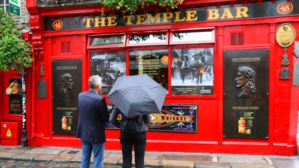 Des touristes devant le célèbre pub "Temple Bar" à Dublin (Irlande), le 5 février 2018. (J-M EMPORTES / ONLY WORLD / AFP)