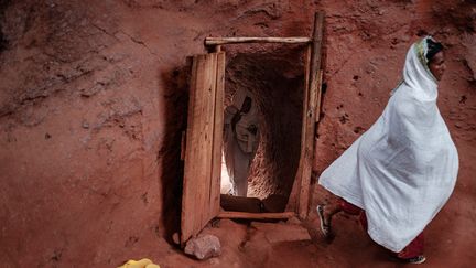 Située à 680 km au nord d'Addis Abeba, Lalibela est une destination populaire auprès des touristes étrangers et des orthodoxes éthiopiens. La religion orthodoxe est la plus pratiquée dans le pays. (EDUARDO SOTERAS / AFP)