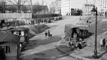 Populations dangereuses ou peuples fascinants ? Depuis ses débuts, la photographie a servi à forger l'image qu'on se fait des gens du voyage. Une grande exposition sur la représentation photographique des Tsiganes est à voir au Musée de l'histoire de l'immigration. En deux volets : une partie historique et puis le travail magistral de Mathieu Pernot sur les Gorgan, une famille d'Arles qu'il a photographiée pendant 25 ans. Jusqu'au 26 août. Ici, André Kertész, "Famille de gitans près de la porte de Vanves"
 (Médiathèque de l&#039;architecture et du patrimoine, donation André Dertész, diffusion RMN)