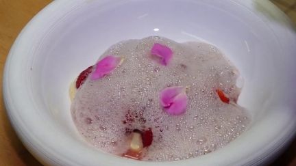 Gastronomie : la rose se déguste dans les confiseries et au restaurant (FRANCE 2)