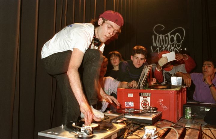 Dee Nasty aux platines à une soirée Chez Roger Boîte Funk au Globo, Paris, 1988. (MARC TERRANOVA - PHILHARMONIE DE PARIS)