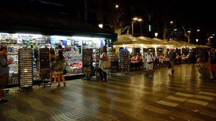 Des touristes sur La Rambla,&nbsp;une semaine après l'attentat du 17 août 2017 à Barcelone. (JEAN-FRANCOIS FERNANDEZ / FRANCEINFO)