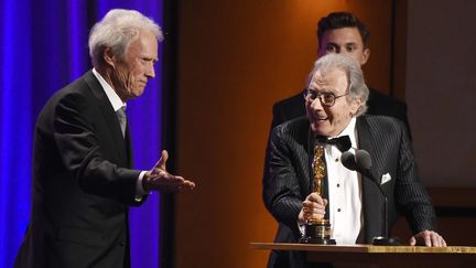 Lalo Schifrin reçoit un Oscar d'honneur des mains de Clint Eastwood (Los Angeles, le 19 novembre 2018)
 (Chris Pizzello / AP / SIPA)