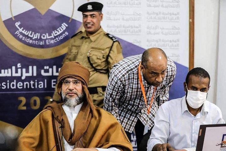 Saïf al-Islam Kadhafi dépose sa candidature à l'élection présidentielle, le 14 novembre 2021. (STRINGER / LIBYAN HIGH NATIONAL ELECTORAL C)