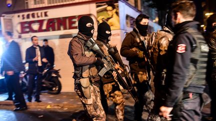 Des membres des forces spéciales turques patrouillent après un double attentat, le 10 décembre 2016 &nbsp;à Istanbul (Turquie). (YASIN AKGUL / AFP)