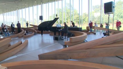 Bertrand Chamayou au piano dans le Pavillon de verre du Louvre-Lens. (CAPTURE D'ÉCRAN FRANCE 3 / F. GARREAU)