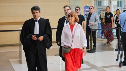 Gisèle Pélicot marche dans le palais de justice d'Avignon en compagnie de ses enfants et de ses avocats (DAUPHIN PHILIPPE / MAXPPP)