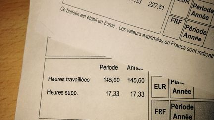 En haut, la fiche de paye de d&eacute;cembre 2014 d'Antoine comptabilisant 227,81 heures suppl&eacute;mentaires. En bas, celle de janvier 2015 n'en comptabilise plus que 17,33. (  FRANCETV INFO )