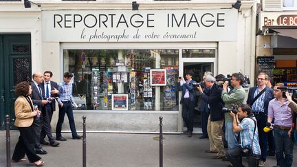 Alain Jupp&eacute; (2e G) soutient Benjamin Lancar (3e G) en campagne dans les 10e et 3e arrondissements de Paris pour les &eacute;lections l&eacute;gislatives, le 31 mai 2012. (CHRISTOPHE PETIT TESSON / MAXPPP)