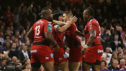 La joie des joueurs de Toulon apr&egrave;s leur victoire en Coupe d'Europe de rugby contre les Saracens, le 24 mai &agrave; Cardiff (Pays de Galles).&nbsp; (GEOFF CADDICK / AFP)