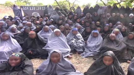 Capture d'&eacute;cran d'une vid&eacute;o du groupe islamiste arm&eacute; Boko Haram, publi&eacute;e le 12 mai 2014, montrant les lyc&eacute;ennes enlev&eacute;es le 14 avril &agrave; Chibok, au Nigeria. ( AFP )