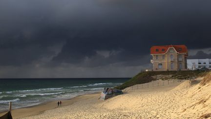 Orages sur la plage de Biscarosse (Landes), le 12 août 2016. (MAXPPP)