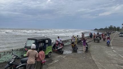 Des habitants de Sittwe (Birmanie) s'apprêtent à quitter la ville, le 13 mai 2023, avant le passage du cyclone Mocha. (SIPA)