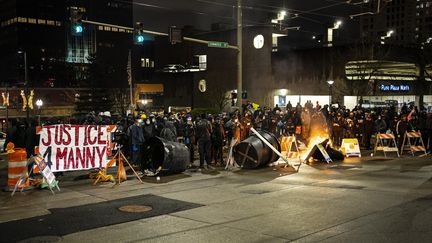 Une manifestation réclamant "justice pour Manny", le 24 janvier à Tacoma (Washington, Etats-Unis), en référence à la mort de Manuel Ellis en mars 2020. (DAVID RYDER / GETTY IMAGES NORTH AMERICA / AFP)