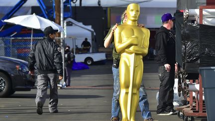 Une statue des Oscars est transportée à Hollywood (Etats-Unis), le 22 février 2017. (FREDERIC J. BROWN / AFP)